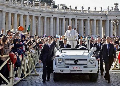 Papa Francisc nu vrea maşini cu geamuri blindate: "La vârsta mea nu am multe de pierdut"